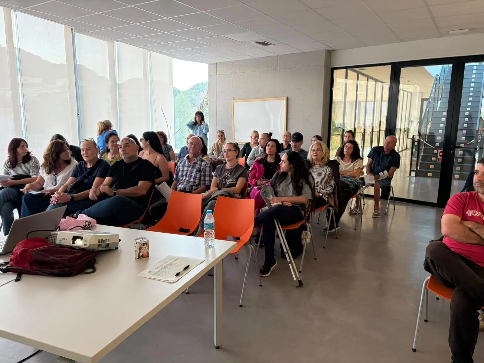 Asistentes al curso de gestión de colonias felinas en el edificio Vinyes de Náquera